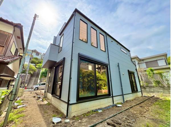モダンな表情を見せる外観デザイン