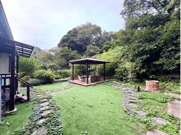 東屋のある和式庭園