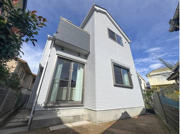 南東側にはリビングと行き来できるお庭が広がります