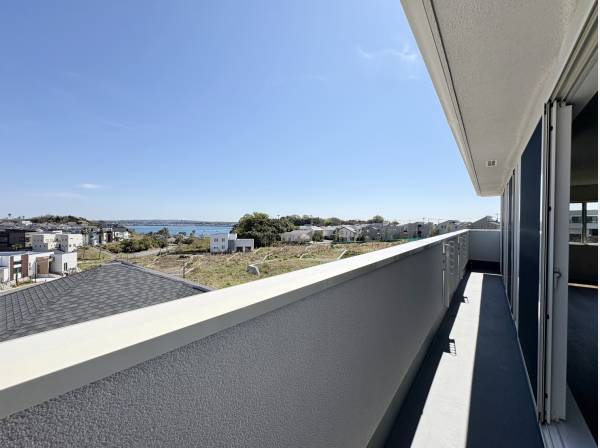 バルコニーからは心安らぐ景色を望みます