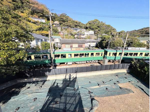 江ノ電と音無川囲まれた三方角地