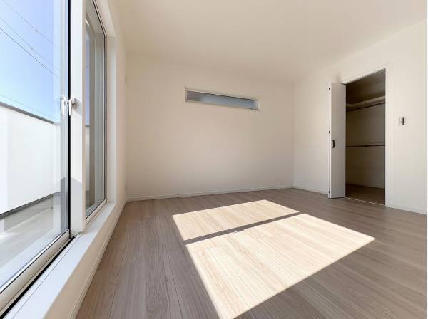 WICとバルコニーが寄り添う贅沢な主寝室