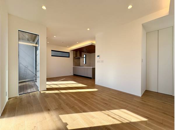 明るく開放的でゆったりとしたリビングスペース