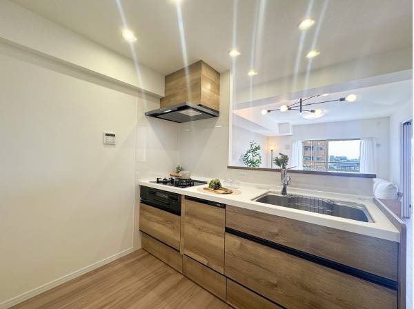 ホワイトの天板が映えるウッド調のキッチン