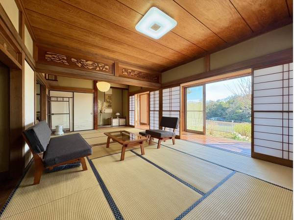 広縁に面した和室は、陽だまりを感じながらゆったり過ごせる空間です