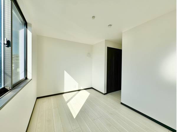 各居室には収納力のあるクローゼットを完備しております