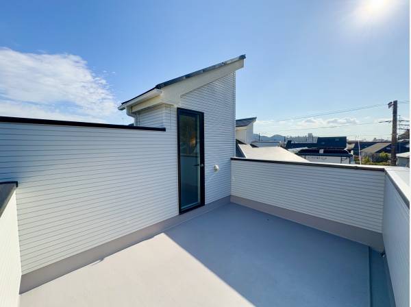 ルーフバルコニー付きのため、週末などはBBQなどお楽しみいただけます