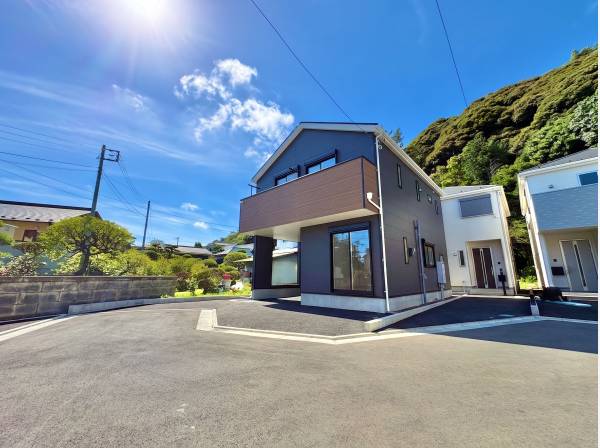 湘南の閑静な住宅地に馴染む、落ち着いた色合いの外観です