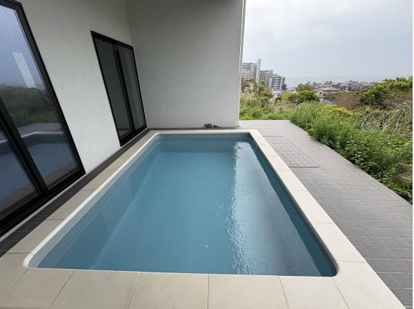 プールから海が見えます