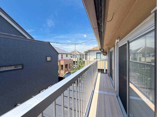 2部屋に跨るワイドバルコニー