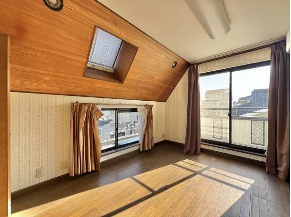 木のぬくもりを感じる隠れ家空間