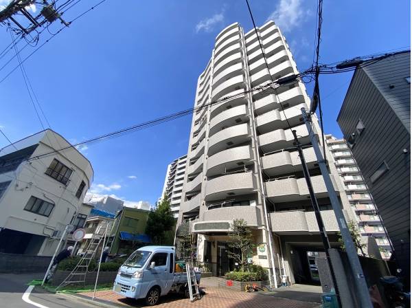 周囲には商業施設が建ち並び利便性に優れたロケーション