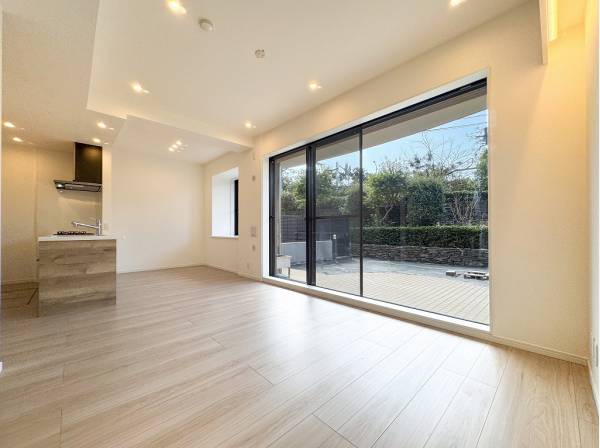 大開口からの注ぐ陽光が家族に時間を包みます