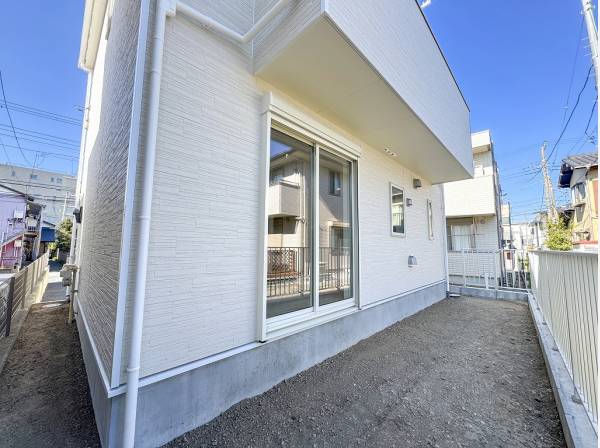 お庭には芝を敷いたりデッキを設けるのも素敵ですね