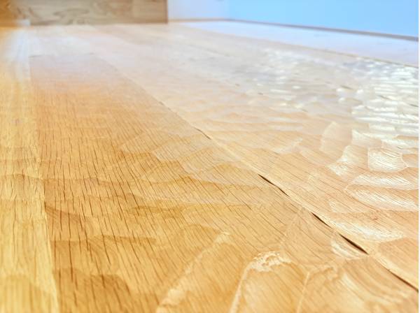 なぐり床の加工で肌触りが良く裸足で過ごしたくなる配慮