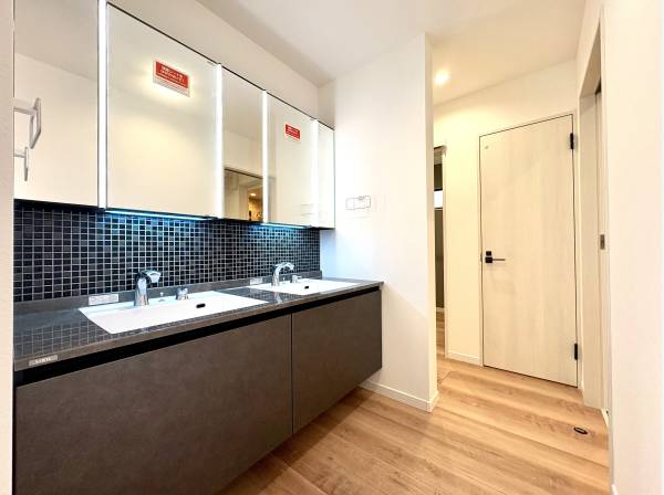 ダブルボウルの洗面化粧台