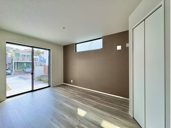 陽光を沢山取り込める大きな窓を設置、明るい居室です