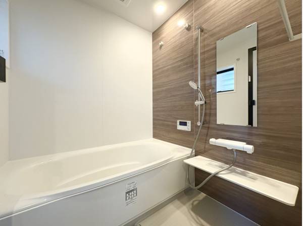 小窓があり明るいバスルーム