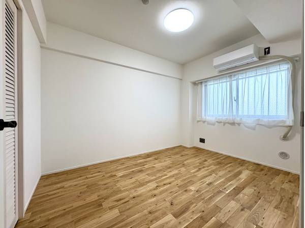 洋室です。無垢の床材が温かみを感じます。