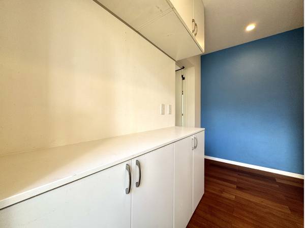 玄関ホール ブルーの壁が素敵