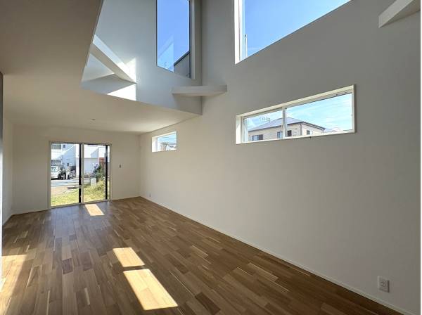 天井の高い吹抜リビングには陽が燦々と降り注ぎます