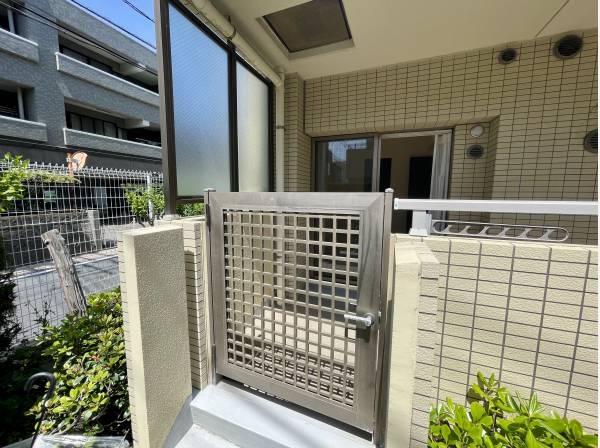 1階のお部屋ならではの直接出入り専用入り口付き