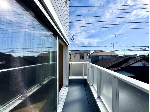 窓が大きくしっかりと光を取り込みます