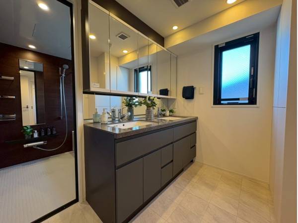 リゾートホテルのようなスタイリッシュデザインのパウダールーム