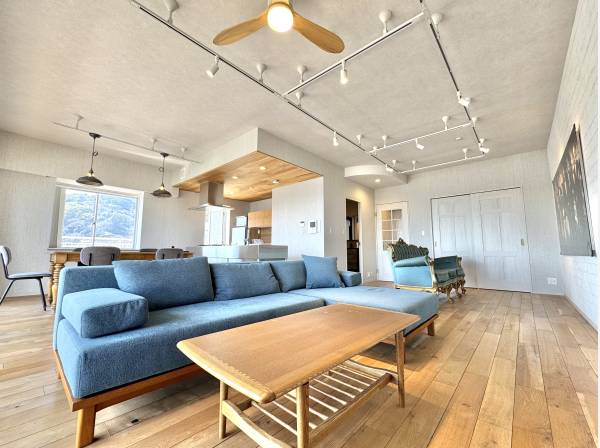 約26帖の開放感あふれるLDK。海を望む贅沢空間。