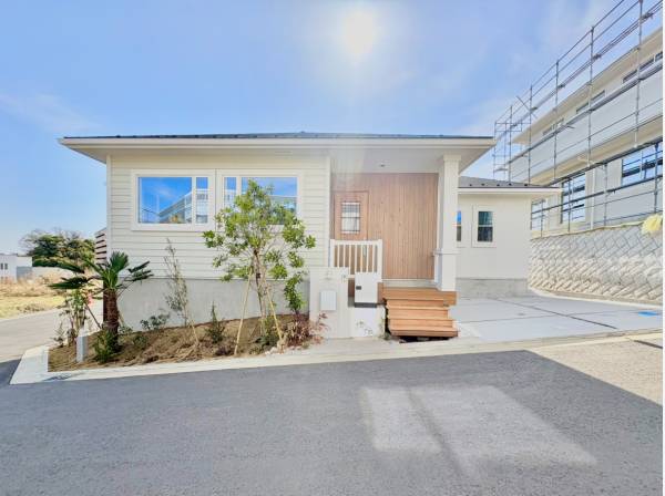 玄関のお洒落なウッドポーチが出迎えてくれます。