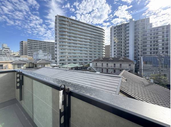 東と西側の二面にバルコニーを完備しお洗濯物の時間に合わせて使い分けも◎