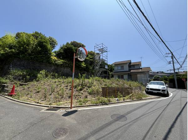 道路面より１段高い土地は、眺望はもちろんプライベート感にも優れます
