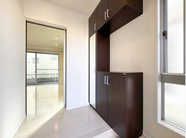 リビングに射し込む光が玄関まで届きます