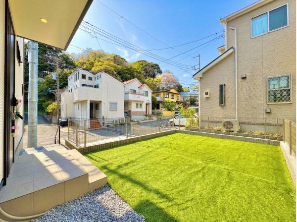 天気の良い日にはテーブルとイスを並べて外でお食事なども楽しめます