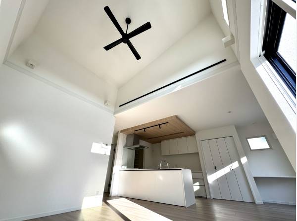 吹き抜けとなる開放的なリビング