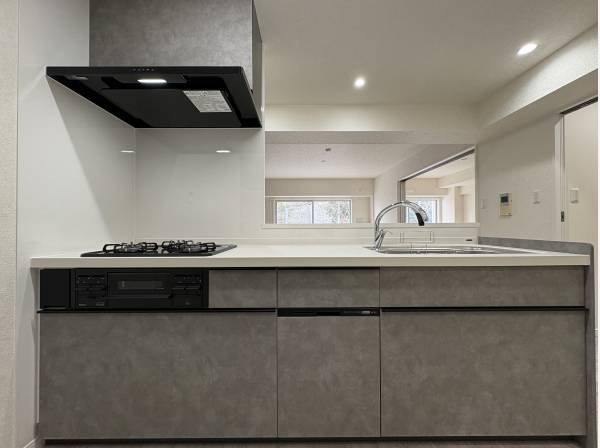 お洒落なシステムキッチン。タッチレス水栓機能付き