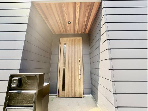 玄関も屋根がありカッコいいデう。