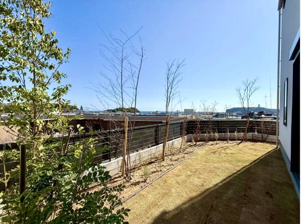 芝生のお庭からも眺望良好