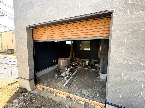 愛車を守る、木目調シャッターがアクセントのインナーガレージ