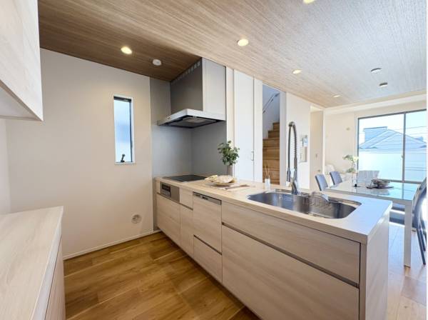 リビングダイニングを見渡すキッチン