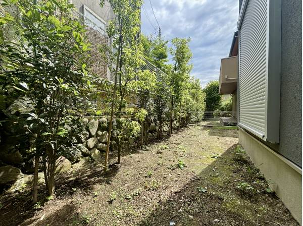 家の裏側には、お庭がございます