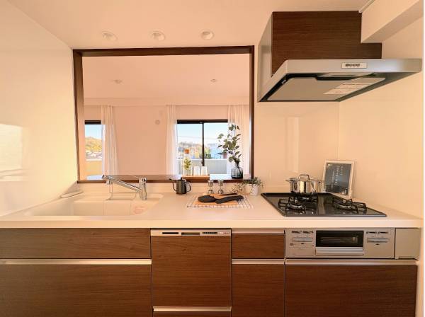 部屋を見渡せる対面式キッチン