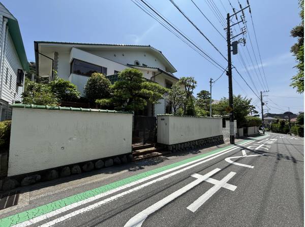 広い道路に大きく面した土地は建物も堂々と見栄えします