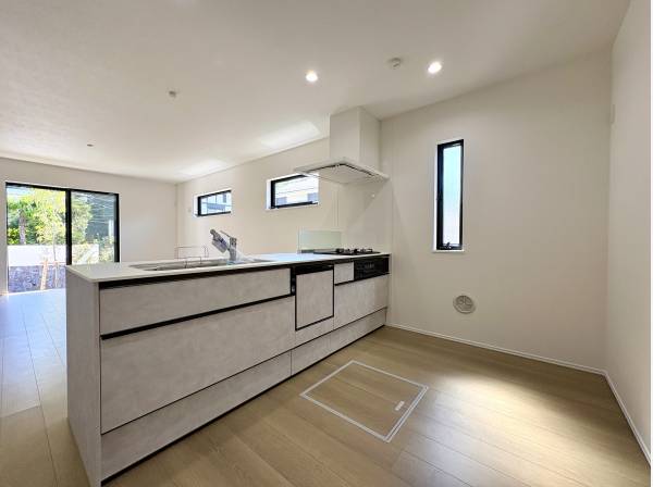 リビングを見渡すオープンスタイルのキッチン

