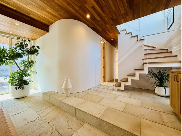 洗練されたホテルの様なエントランス