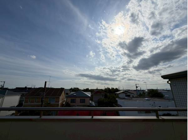 澄み渡る青空とさーっと抜ける眺望、奥には江ノ島も望みます！