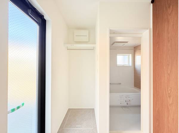 掃き出し窓付きの明るいサニタリースペース