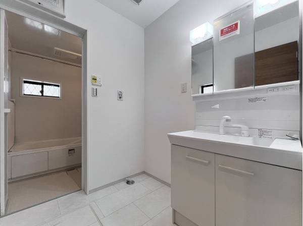 バスサニタリーは白で統一されスッキリ！