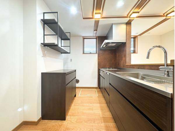 品のある色調で纏められたスタイリッシュなキッチン