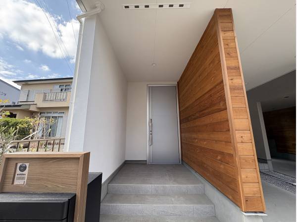 玄関もカッコいいですね。